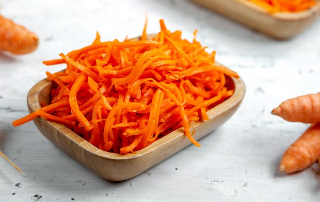 Готовим роскошную морковь по-корейски за пять минут: видеорецепт