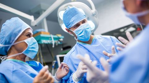 У Києві провели унікальну пластичну операцію: зібрали жінці ніс з нуля (відео)