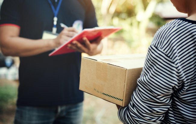 Українцям приходять дивні посилки "з сюрпризом": чому їх не можна відкривати