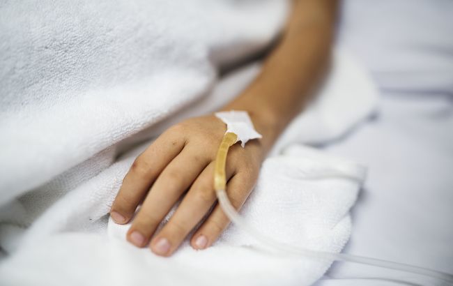 Ребенок с синяками попал в реанимацию: врачи удивились, что дело не в избиении