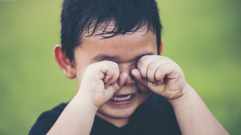 Хапала за волосся і трясла: в дитсадку Маріуполя вихователька знущалася над дітьми