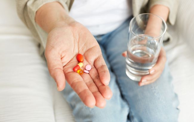 Ніколи не запивайте таблетки цими напоями: лікарі попередили про наслідки