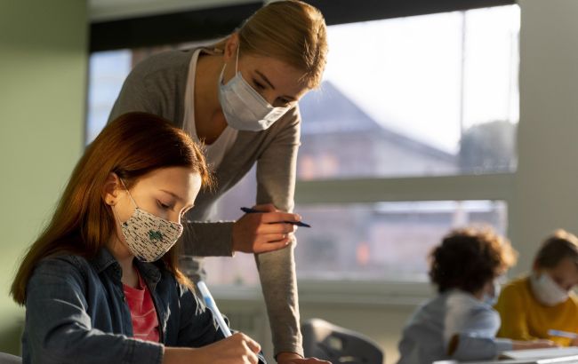 З 1 грудня зарплати освітян зростуть на майже 9%