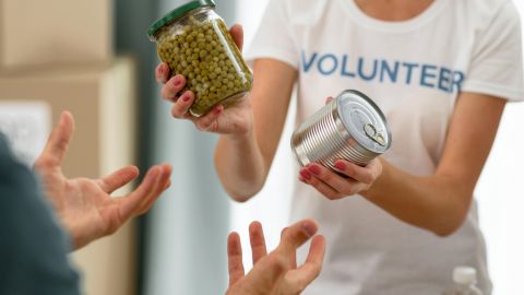 В Украине могут обязать организации, привлекающие волонтеров, страховать их жизни