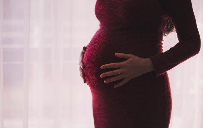 У Луцьку в пологовому будинку вагітних жінок змушують кілька годин стояти в черзі на вулиці