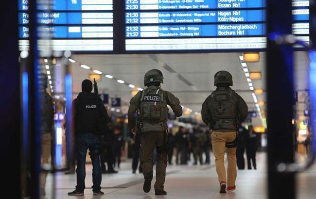 В Германии в аэропорту неизвестный с ножом напал на охранника