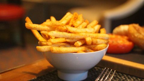 Готуємо не калорійну картоплю фрі без смаження: простий рецепт