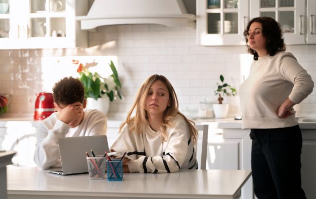 5 способов, которые помогут оставить обиды на родителей в детстве и стать счастливыми