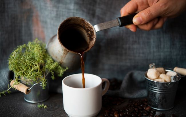 Цей крутий лайфхак допоможе гірку каву зробити смачною. Ось що треба додати у напій
