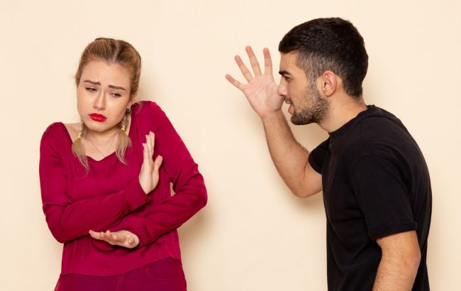 Українки відповіли, чи продовжили б стосунки з чоловіком після того, як він підняв руку (відео)