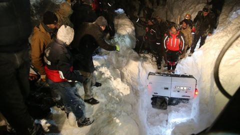 В Турции лавина сошла на автодорогу, погибли 5 человек