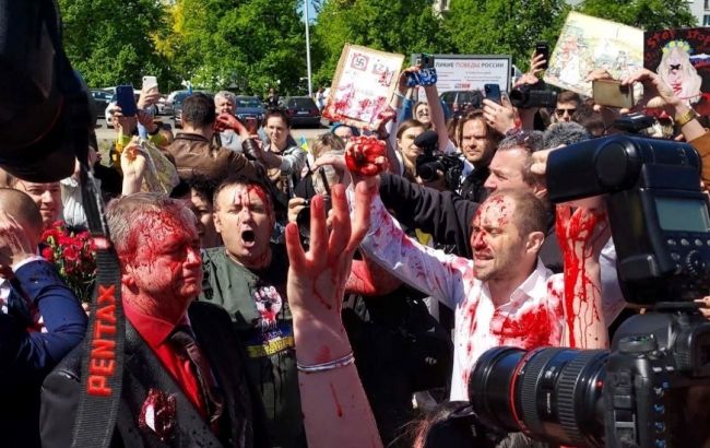 Російського посла в Польщі облили фарбою під крики "фашисти"