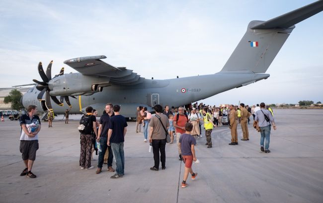 Эвакуация иностранцев из Судана. Первый французский самолет прибыл в Джибути