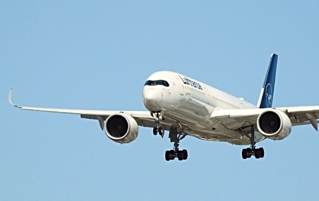 Авиакомпания Lufthansa отменила сотни летних рейсов по Европе: названа причина