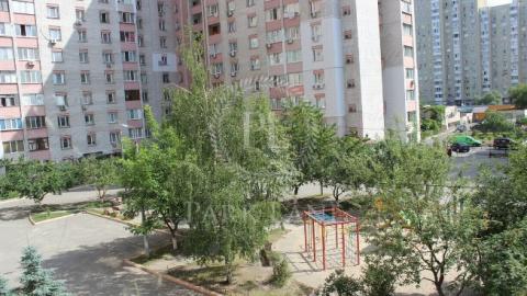 "Знайти і покарати": у Києві чоловік викинув з вікна цуценя