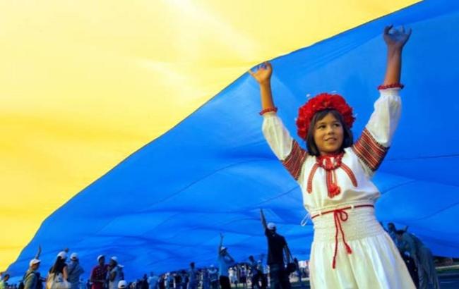 Большинство украинцев считают себя патриотами, а россиян - братским народом