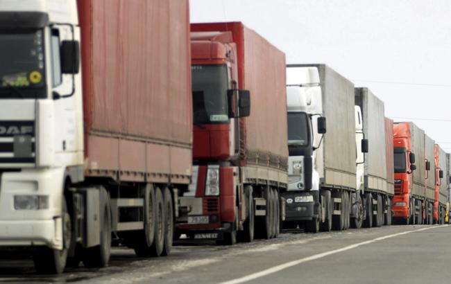 На Волыни активисты блокируют проезд российским грузовикам