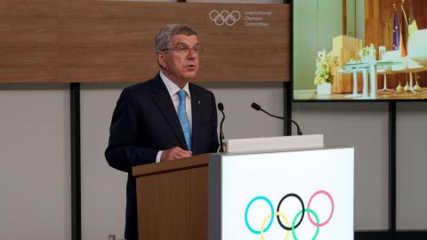 Бах предложил собрать деньги для восстановления спортивных объектов Украины