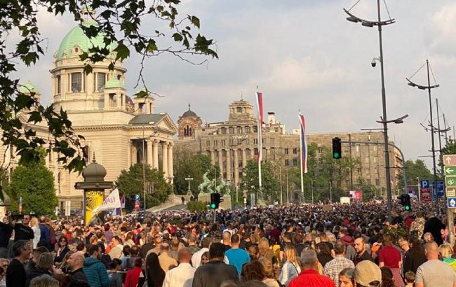 У Белграді відбувся черговий багатотисячний протест через випадки масової стрілянини