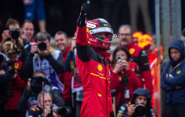 Сайнс вперше в кар'єрі стартуватиме з поула після дощової кваліфікації Гран-прі Британії