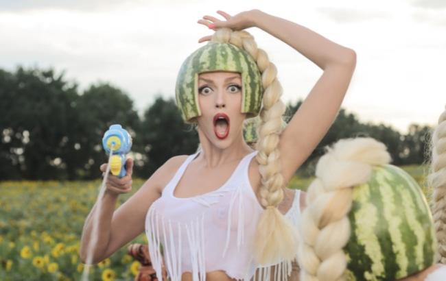 Оля Полякова в новом клипе научила избавляться от "неправильных" мужчин