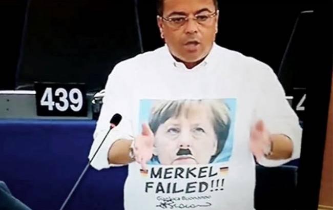 Депутат оштрафован и отстранен от работы за зигование и футболку с Меркель в образе Гитлера