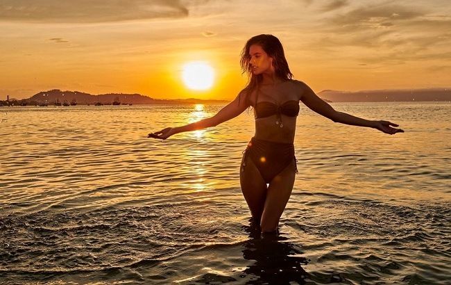 Мокрая девочка: Алессандра Амбросио восхищает стройной фигурой в бикини