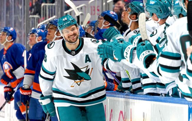 Форвард "Сан-Хосе" с юбилейным хет-триком возглавил топ-3 звезд вечера НХЛ: видео