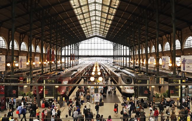 На вокзалі Парижа невідомий напав на перехожих із ножем: багато постраждалих