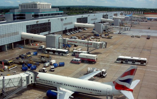 Найсильніший ураган за 30 років: в аеропортах Лондона змінили графік польотів