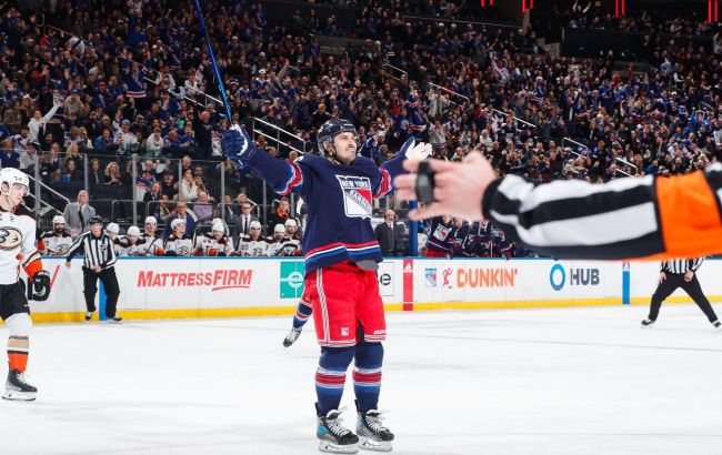Вингер "Рейнджерс" с победным дублем возглавил топ-3 звезд вечера НХЛ: видео