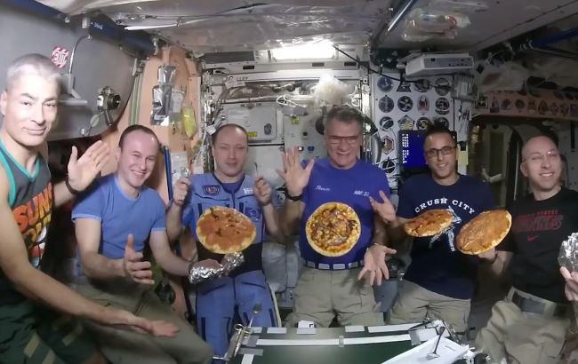 Літаюча пепероні: космонавти в умовах невагомості приготували піцу