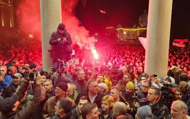 У столиці Сербії заворушення, протестувальники намагалися прорватися в мерію