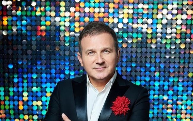 "Подарочки под елкой": Горбунов выложил фото с двумя женщинами