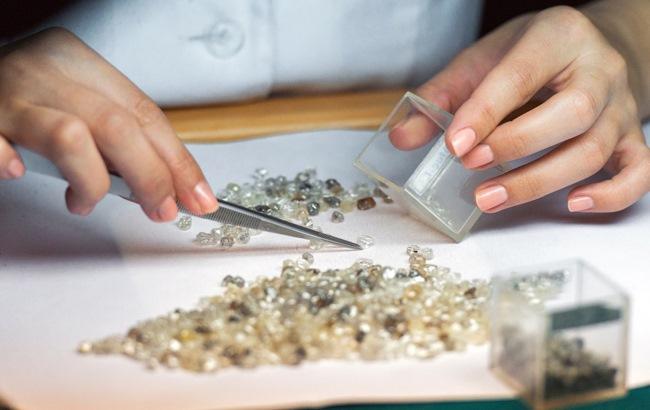 "Хватит жечь, пора прессовать": в "ДНР" намерены производить алмазы из угля