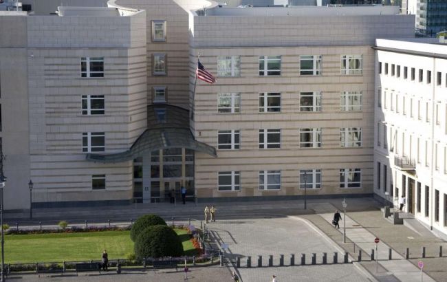 Біля посольства США в Берліні затриманий чоловік, який погрожував бомбою