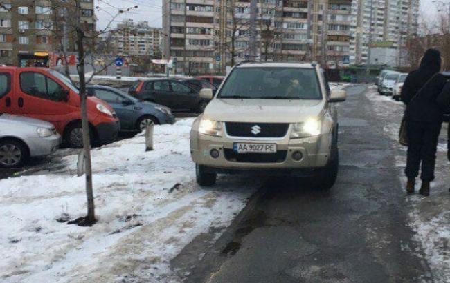В Києві черговий автохам, паркуючись на тротуарі, ледь не збив собаку