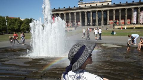 Адская жара из Сахары надвигается на Европу: врачи обеспокоены (видео)