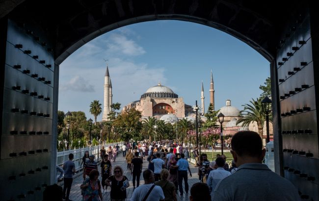 Обов'язкове тестування в Туреччині сьогодні набуває чинності: що треба знати