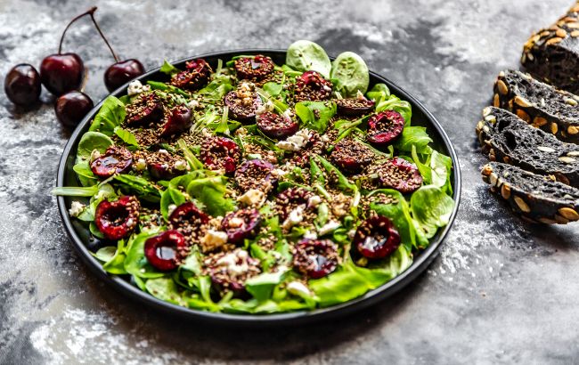 Этот салат с черешней - настоящий фуд-тренд лета: рецепт, покоряющий с первой ложки