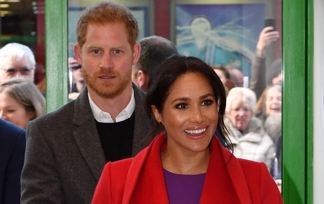 Вагітна Меган Маркл в яскравому образі вийшла у світ з чоловіком