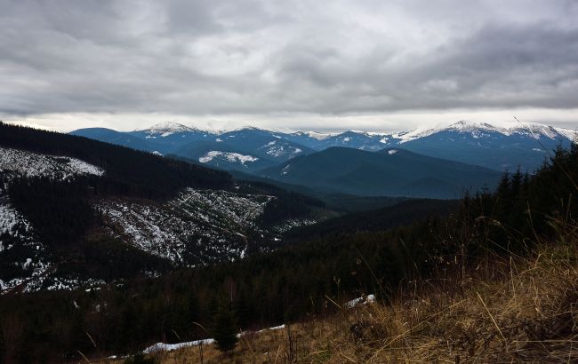 Зима в октябре: в Карпатах температура воздуха опустилась до -8, горы покрыты снегом