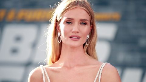 Идеально на лето: Роузи Хантингтон-Уайтли демонстрирует стильный образ для жарких дней