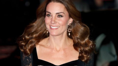 Безупречна с головы до ног: Кейт Миддлтон вышла в свет в стильном монохромном образе