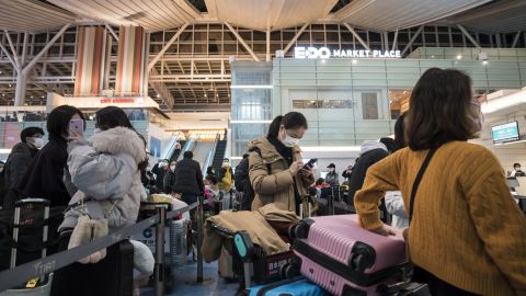 За 10 недель до Олимпиады: в Японии расширяют действие чрезвычайного положения из-за COVID