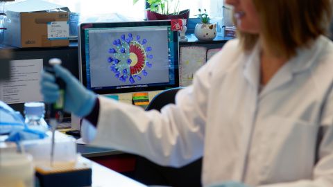 Украинский иммунолог объяснил, опасен ли новый штамм коронавируса Омикрон