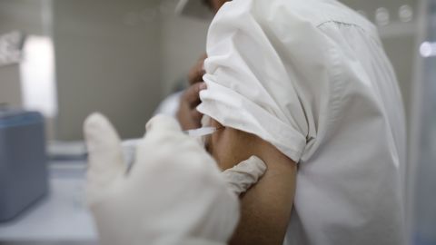 В Індії дозволили вакцинуватися іноземцям