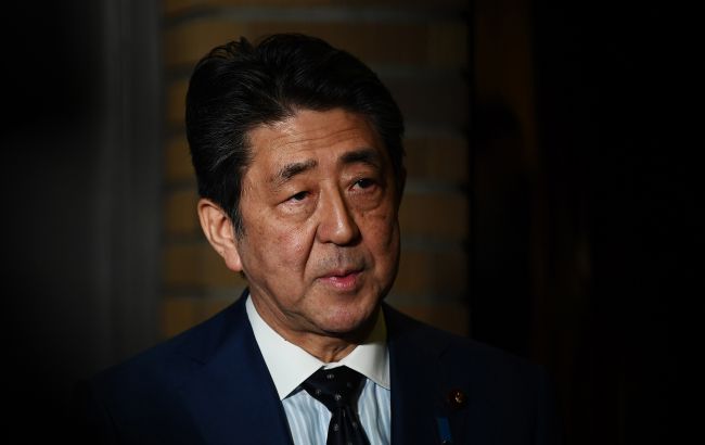 Колишній прем'єр Японії помер після замаху на нього