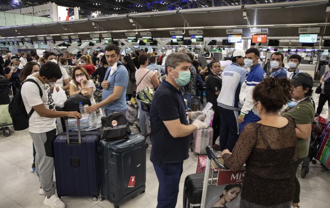 США обсуждают изменения жестких ограничений на международные поездки
