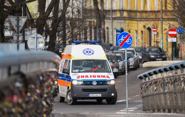 Намагаються врятувати око: у Польщі українцю влучили петардою в обличчя